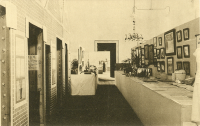 602684 Gezicht in de tentoonstellingszaal over tuberculose, een onderdeel van de jubileumtentoonstelling van het Groene ...